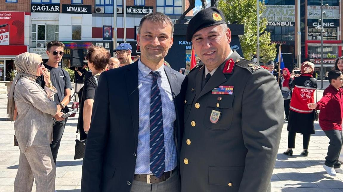 19 Eylül Gaziler Günü münasebetiyle düzenlenen programa katılım sağlayan kurum müdürümüz Serdar İŞ, Çerkezköy Tugay Komutanı Sayın Erkan BULUT ile hatıra fotoğrafı çektirdiler.